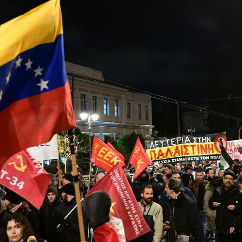 Διαδήλωση για τη Βενεζουέλα: έκαψαν την Αμερικανική σημαία στο κέντρο της Αθήνας