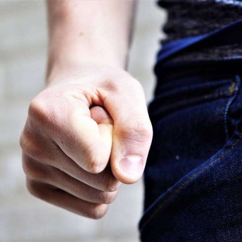 ΦΡΙΚΗ! Τρεις δράστες μπούκαραν και ξυλοκόπησαν ανελέητα 39χρονο στο σπίτι του