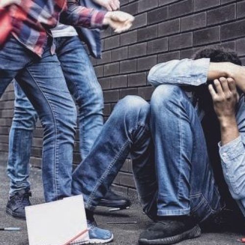 Ανήλικα αγόρια και κορίτσια «ξυλοφόρτωσαν» 18χρονο και τον λήστεψαν