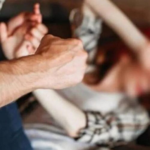 Προσπάθησε να πνίξει τη σύζυγό του μπροστά στο παιδί τους – «Έλεγε ότι θα με σκοτώσει»
