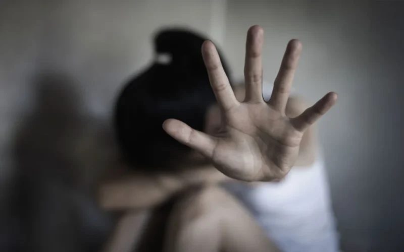Θήβα: Ασύλληπτος εφιάλτης για 16χρονη μέσα στο ίδιο της το σπίτι – Την έκλεισαν στο δωμάτιο και την βίασαν!