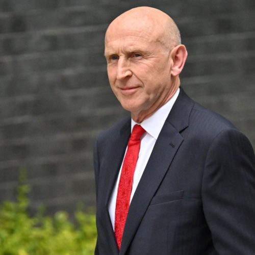 Ανταρσία στο Εργατικό Κόμμα – Ο John Healey υποψήφιος για νέος Πρωθυπουργός στην Μεγάλη Βρετανία