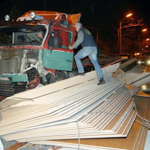 23 ΧΡΟΝΙΑ ΜΕΤΑ: Το Μακροχώρι ακόμα κλαίει τα παιδιά του – Η μαύρη επέτειος των Τεμπών