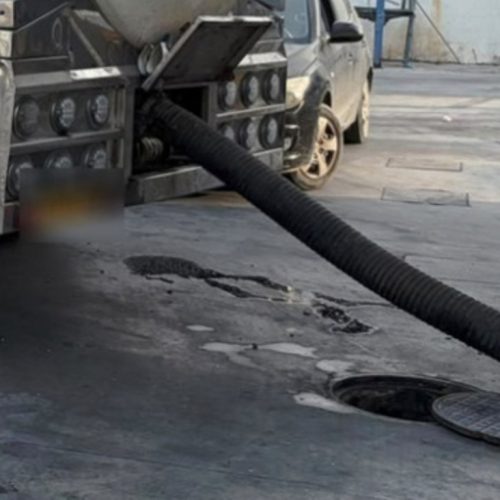 Σε τρεις συλλήψεις προχώρησε η αστυνομία για την ρίψη από βυτιοφόρο επικίνδυνων βιομηχανικών αποβλήτων στον Κηφισό