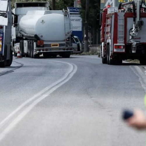 Μενίδι: Βυτιοφόρο «καρφώθηκε» σε μάντρα αυτοκινήτων