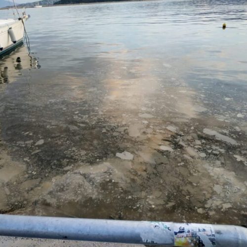 βόλτα στην παραλία με… άρωμα βόθρου –  Αφόρητη δυσωδία από λύματα στον Βόλο