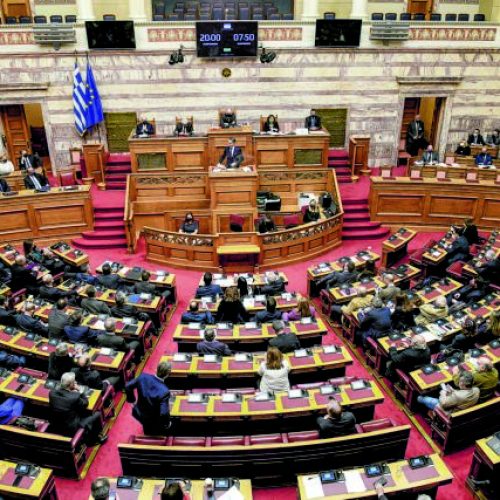 Ομιλία των πολιτικών αρχηγών  επί της προτάσεως δυσπιστίας κατά της Κυβέρνησης, που υπέβαλαν ο Αρχηγός της Αξιωματικής Αντιπολίτευσης και Πρόεδρος της Κοινοβουλευτικής Ομάδας του Συνασπισμού Ριζοσπαστικής Αριστεράς Αλέξης Τσίπρας και 84 Βουλευτές της Κοινοβουλευτικής του Ομάδας, σύμφωνα με τα άρθρα 84 του Συντάγματος και 142 του Κανονισμού της Βουλής, Κυριακή 30 Ιανουαρίου 2022 (ΤΑΤΙΑΝΑ ΜΠΟΛΑΡΗ / EUROKINISSI)