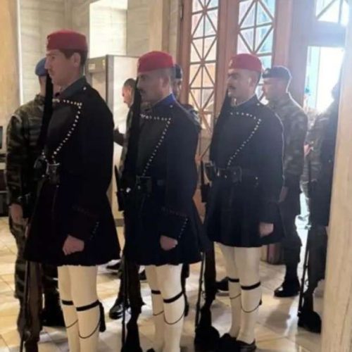Τέμπη: Μέσα στη Βουλή βρήκαν καταφύγιο από τα επεισόδια οι Εύζωνες