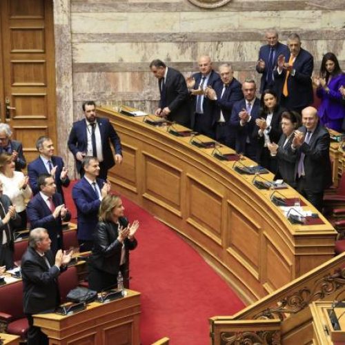 Ο παρά φύσιν βίος της κυβέρνησης: Η πολιτική κρίση στο προσκήνιο