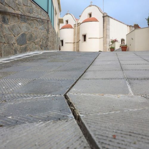 Αυτοψία από τον πρόεδρο της Μόνιμης Ειδικής Επιστημονικής Επιτροπής Εκτίμησης Σεισμικού Κινδύνου, καθηγητή Ευθύμιο Λέκκα στις Βούτες του Δήμου Ηρακλείου, με αφορμή τις ρηγματώσεις που εντοπίζονται σε δρόμους και σπίτια τα τελευταία 24ωρα, Δευτέρα 28 Απριλίου 2025. Στην περιοχή πέταξε drone, προκειμένου να αποτυπωθεί το σημείο των ρηγματώσεων.  Οι ρηγματώσεις έχουν προκαλέσει την ανησυχία των κατοίκων του χωριού, καθώς έχουν μήκος 150 μέτρα αθροιστικά, και διατρέχουν αυλές δέκα σπιτιών, τον περίβολο ενός ναού και τμήματα των δρόμων.
(ΣΤΕΦΑΝΟΣ ΡΑΠΑΝΗΣ/EUROKINISSI)