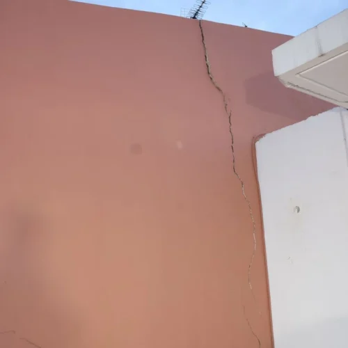 Λέκκας για Βούτες Ηρακλείου – «Ισχυρή σύσταση στους κατοίκους να μη μείνουν στα σπίτια που έχουν ρωγμές»