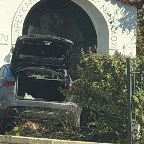 Αυτοκίνητο «εισέβαλε» σε εκκλησία στη Γλυφάδα