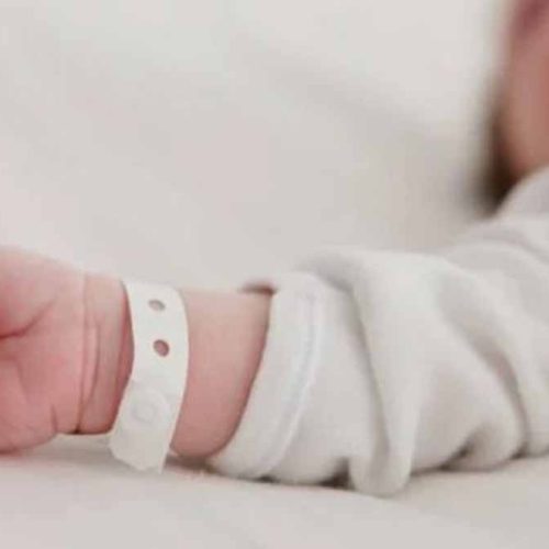 ΘΡΙΛΕΡ ΜΕ ΝΗΠΙΟ: Το άρπαξε από την παιδιατρική παρά τις εντολές των γιατρών – Κίνδυνος για χημική πνευμονία!