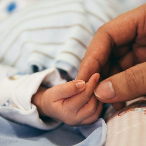Μητέρα πήγε σε Αστυνομικό Τμήμα με το λιπόθυμο βρέφος της – Μεταφέρθηκε με περιπολικό σε νοσοκομείο