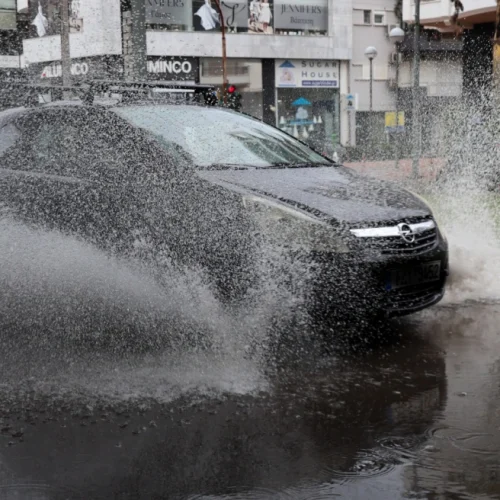 Καταιγίδες «χτυπούν» την Αττική – Πού βρέχει τώρα και τι δείχνει η πρόγνωση ως το Σαββατοκύριακο