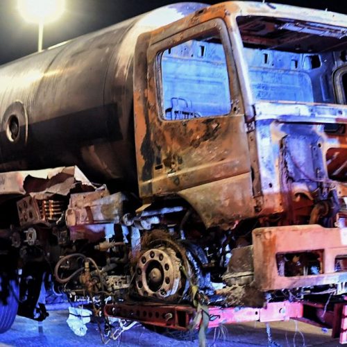 Βυτιοφόρο ανετράπη και «τυλίχθηκε» στις φλόγες – Τουλάχιστον 35 νεκροί