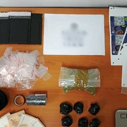 Ελεύθεροι αφέθηκαν με όρους οι δύο νεαροί που κατηγορούνται για διακίνηση ναρκωτικών με online παραγγελίες και QR codes