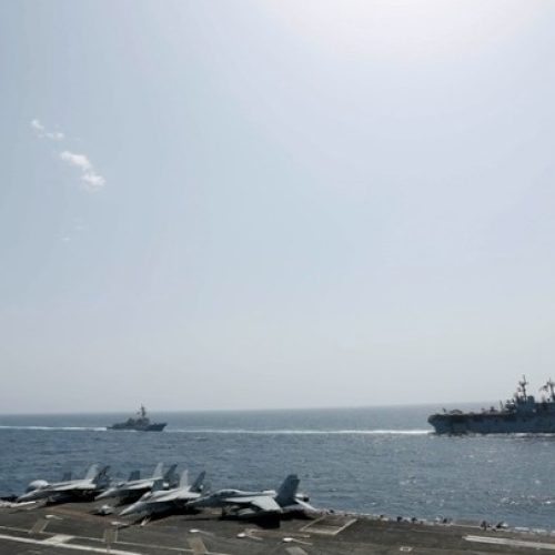 Το Ιράν υποστηρίζει ότι εκτόξευσε «πυραύλους προειδοποίησης» εναντίον δύο πλοίων του ΠΝ των ΗΠΑ στον Κόλπο του Ομάν-Διαψεύδουν οι ΗΠΑ