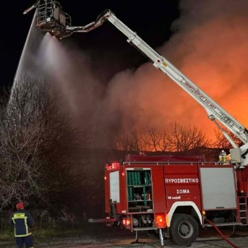 Ακόμα καίει η πυρκαγιά στο πρώην στρατόπεδο Κόδρα
