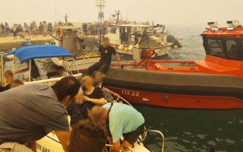 Μεγάλη πυρκαγιά στη Βοιωτία – Επιχείρηση εκκένωσης δια θαλάσσης στον Άγιο Βασίλειο