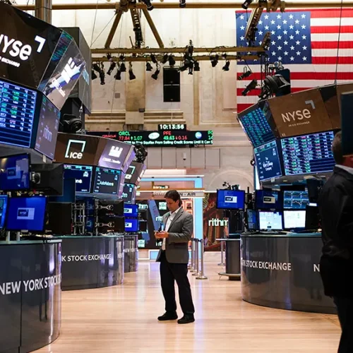 Με μεγάλη πτώση άνοιξε η Wall Street – Ανησυχία των επενδυτών για την εμπορική πολιτική