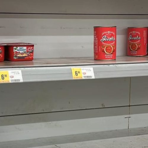 Οι Ισραηλινοί είναι σε «υστερία», αγοράζουν πανικόβλητοι καθώς περιμένουν την απάντηση του Ιράν