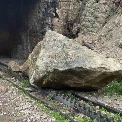 Νέα διακοπή στον Οδοντωτό μετά από πτώση βράχου – Στο μικροσκόπιο ξανά η ασφάλεια της γραμμής