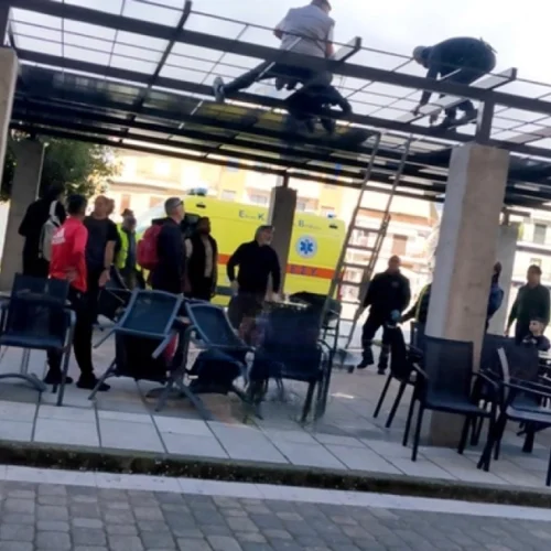 Σοβαρός εργατικό ατύχημα στην πλατεία Μεσολογγίου – Τραυματισμός μετά πτώση από πέργκολα