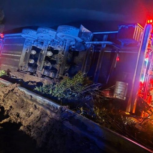 Σοβαρό τροχαίο στην Αθηνών – Λαμίας: Τούμπαρε νταλίκα-ψυγείο με φρούτα