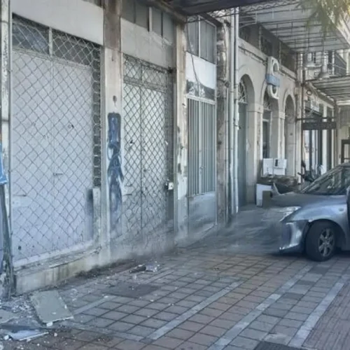 ΠΑΤΡΑ: Ανέβηκε στο πεζοδρόμιο και καρφώθηκε στην είσοδο – Τρελή πορεία οχήματος τη Μεγάλη Τετάρτη!