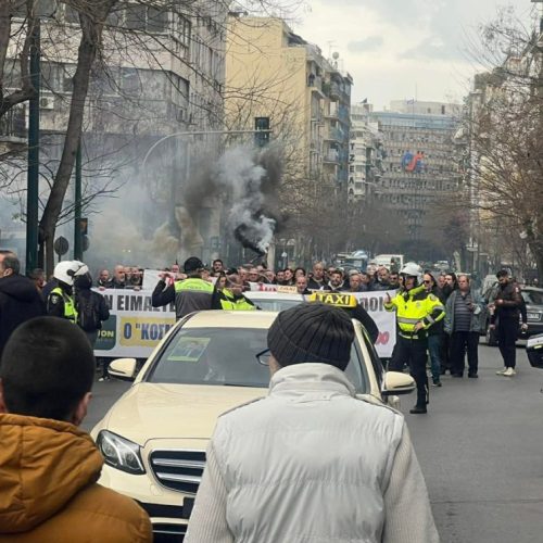 Aπεργία ταξί συγκέντρωση διαμαρτυρίας στη μάρνης σε λίγο πορεία προς τη Bουλή
