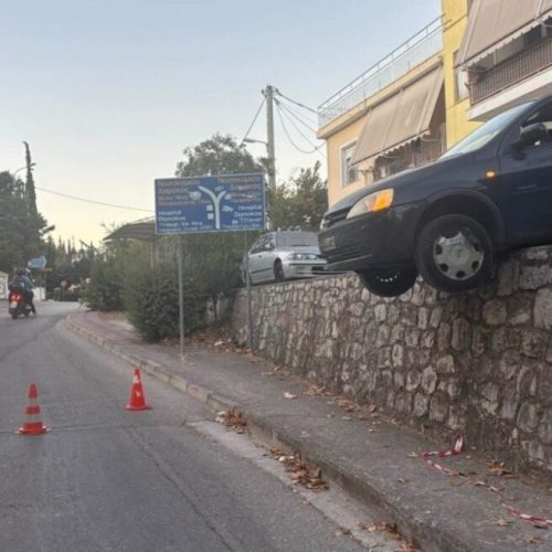 Σοκ στη Λαμία: Οδηγός μπήκε ανάποδα σε δρόμο και «κρεμάστηκε» με το ΙΧ