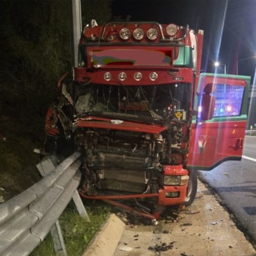 Νταλίκα βγήκε εκτός πορείας στην εθνική οδό κοντά στα Καμένα Βούρλα – Σοκαριστικές εικόνες από το σημείο