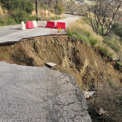 Δε θα ήταν «κακοκαιρία» αν δε κατέρρεε και ένας δρόμος