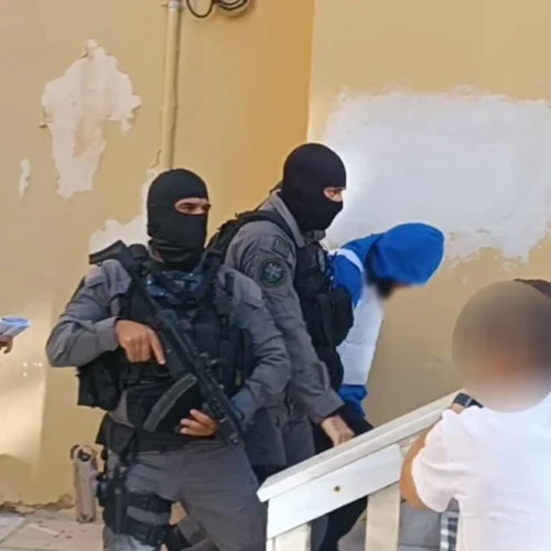 Κρήτη: Με αλεξίσφαιρο γιλέκο στον εισαγγελέα ο 23χρονος από το ματωμένο γλέντι – Τι υποστηρίζει στην απολογία του