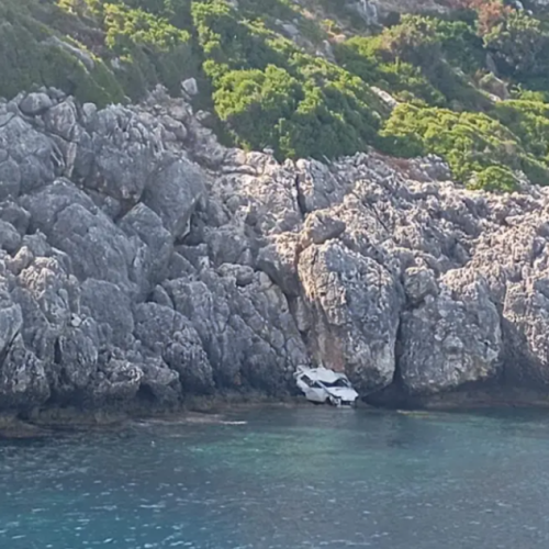 Κεφαλονιά: 23χρονος χάνει τη ζωή του πέφτοντας με το αυτοκίνητο από γκρεμό – Σοκαριστικές εικόνες από το σημείο