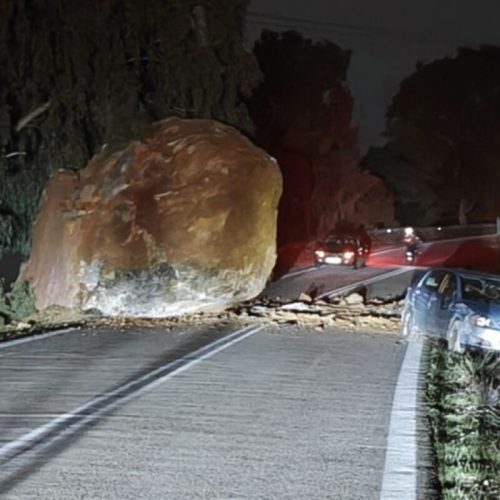Χίος: Τεράστιος βράχος κατέληξε στον δρόμο μετά από κατολίσθηση – Μικρές ζημιές σε ΙΧ