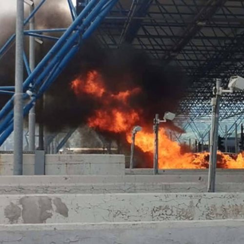 Φλόγες και πανικός στα διόδια της Τραγάνας – Οδηγοί είδαν το όχημα να λαμπαδιάζει μπροστά τους