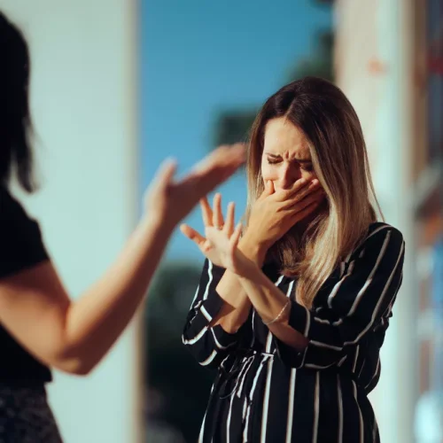 Όταν τα αδέλφια απομακρύνονται: Οι αληθινοί λόγοι της αποξένωσης – Απαντήσεις από ψυχολόγο