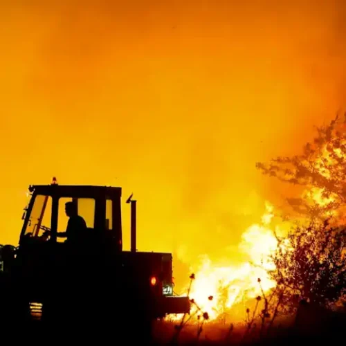 Θεσσαλονίκη: Ασταμάτητη πύρινη λαίλαπα – Τρεις πυροσβέστες στο 424