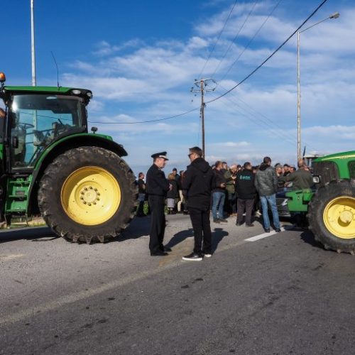 ΟΙ ΑΓΡΟΤΕΣ ΕΚΛΕΙΣΑΝ ΤΗΝ ΓΕΦΥΡΑ ΤΗΣ ΧΑΛΚΙΔΑΣ – ΑΙΦΝΙΔΙΟΣ ΑΠΟΚΛΕΙΣΜΟΣ ΣΤΗΝ ΓΛΥΦΑ