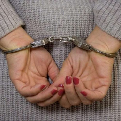 Πάτρα: 25χρονη «άδειασε» τσάντα νεαρής σε μπαρ – Έφυγε με μετρητά και κοσμήματα αξίας
