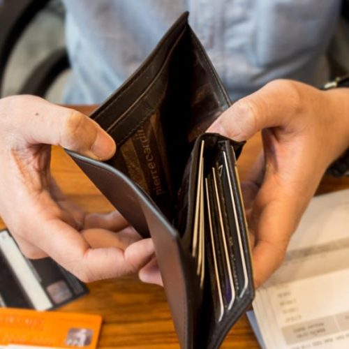Ενας στους δύο πολίτες χρωστάει στην Εφορία – Έρχεται ο Ψηφιακός «Δήμιος» της ΑΑΔΕ με Αυτόματες Κατασχέσεις