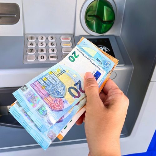 Σε δύο φάσεις η πληρωμή του έκτακτου επιδόματος παιδιού των 150 ευρώ