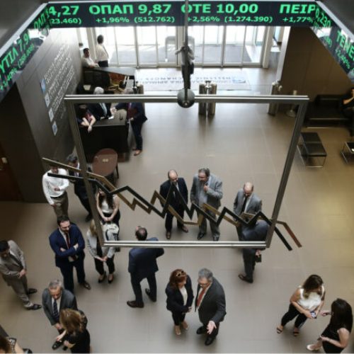 Χρηματιστήριο Αθηνών: «Ελεγχόμενη πτώση» με στόχο την παραμονή πάνω από τις 2.000 μονάδες