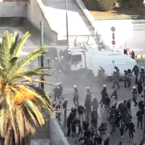 Αδιανόητες σκηνές! Έδιωξαν με αύρες τους πολίτες που επέστρεψαν για να διαδηλώσουν ειρηνικά