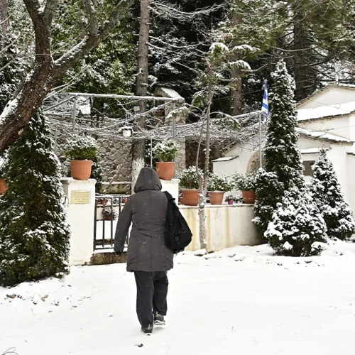 Χιονιάς διαρκείας με παγετό και θυελλώδεις ανέμους: Στα λευκά Πάρνηθα και Πεντέλη – Πού θα χιονίσει