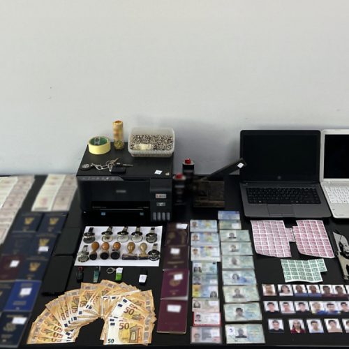 Αλλοδαπός είχε «στήσει» εργαστήριο πλαστών εγγράφων και διακινούσε λαθρομετανάστες