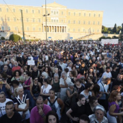 Γκαζάκια και σφυρί στο Σύνταγμα – Τρεις συλλήψεις πριν το συλλαλητήριο! (ΦΩΤΟ)