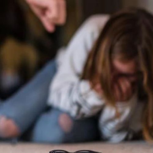 Βία ανηλίκων: Άγριο ξύλο μεταξύ κοριτσιών με γροθιές και κλωτσιές έξω από σχολείο